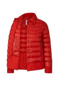 Rote Steppdaunenjacke mit gesteppter Struktur, Druckknöpfen und Kragen. Verfügt über eine Reißverschlusstasche und eine leichte, glatte Textur.