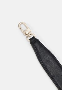 Cintura in pelle nera con superficie texturizzata, dotata di una chiusura in metallo color oro e anello per il fissaggio.