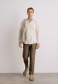 Les Deux PATRICK PANTS - Pantaloni - brown