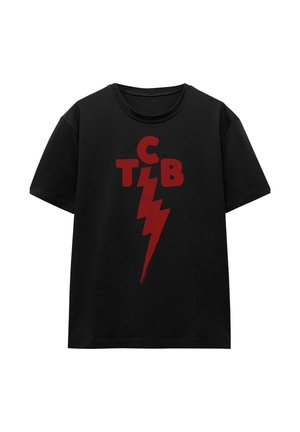 Schwarzes T-Shirt mit kurzen Ärmeln, verziert mit einem roten Blitz-Design und den auffälligen Buchstaben "C", "T" und "B", die oberhalb und neben dem Blitz angeordnet sind.
