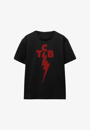 Schwarzes T-Shirt mit kurzen Ärmeln, verziert mit einem roten Blitz-Design und den auffälligen Buchstaben "C", "T" und "B", die oberhalb und neben dem Blitz angeordnet sind.