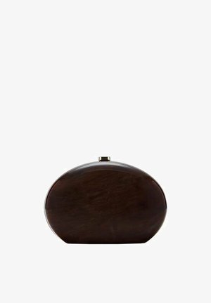 Hnědá hard-shell kabelka ve tvaru koule s hladkým povrchem. Obsahuje sponu na zavírání v horní části a minimalistický design bez ozdob.