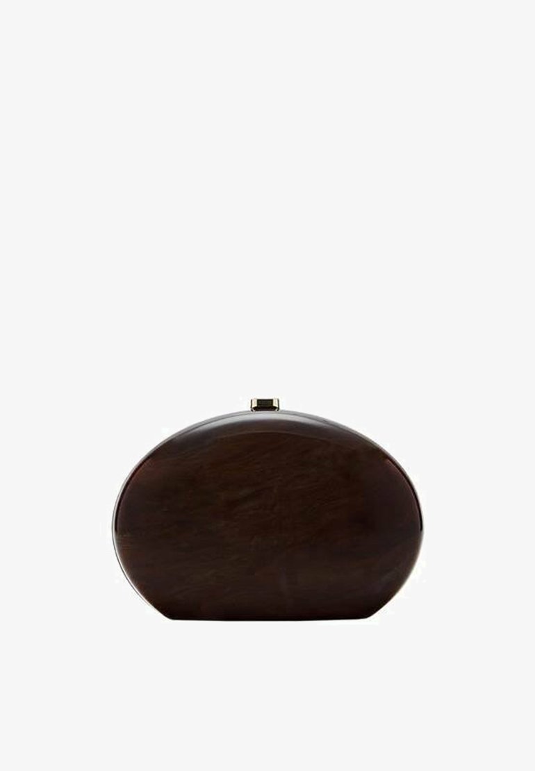 Pochette rigide marron à la forme arrondie et à la texture lisse. Présente une fermeture à verrou en haut et un design minimaliste sans embellissements.