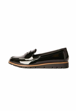 Patentoitu musta loafers-kengät, joissa on tyylikäs viimeistely, pyöristetty kärki ja teksturoitu pohja. Korostus yksityiskohtana on kohotettu hihna jalkapohjan yli.