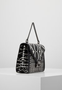 Borsa a tracolla nera in sintetico con design a patta, caratterizzata da motivi testuali bianchi. La tracolla a catena e le finiture in argento esaltano il look moderno.
