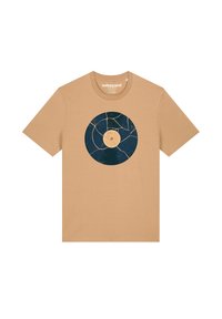 Beige katoenen t-shirt met een ronde graphic van een vinylplaat in donkerblauw, met gedetailleerde lijnen die groeven en scheuren suggereren.