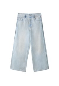 Jean en denim bleu clair à jambes larges avec poches avant, passants de ceinture et fermeture à bouton, présenté à plat sur fond blanc.