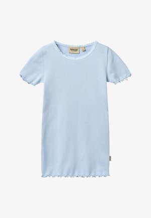 Lichtblauwe jurk met korte mouwen van geribbelde stof, met een ronde hals en ruches aan de mouwen en zoom. Label zichtbaar aan de binnenkant.