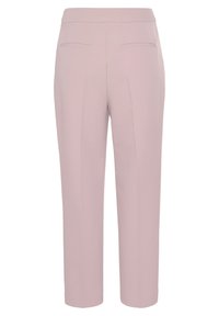 Lichtroze op maat gemaakte broek met een rechte pijp, met een gladde textuur, twee achterzakken en voorplooien voor extra detail.
