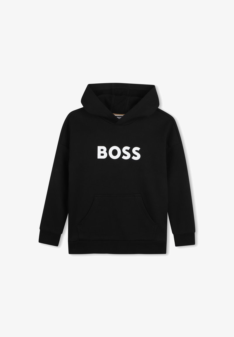 Μαύρο φούτερ με κουκούλα και τσέπη καγκουρό μπροστά, με τη λέξη «BOSS» τυπωμένη με μεγάλα λευκά γράμματα στο στήθος.