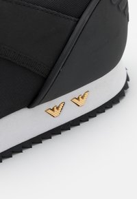 EA7 Emporio Armani LACES UNISEX - Sportcipő - black/gold/white