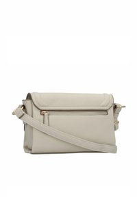 Sac à épaule en cuir gris clair avec fermeture à rabat magnétique, poche avant zippée et une sangle réglable. Présente des détails de couture subtils.