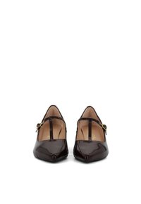 Scarpe Mary Jane in vernice bordeaux con punte appuntite, una sola fibbia sulla parte superiore del piede e dettagli in tonalità oro.