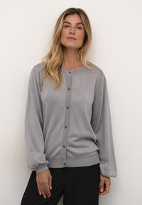 Grå cardigan med en mjuk, texturerad yta, med rund halsringning, långa ärmar och fem knappknäppningar framtill.