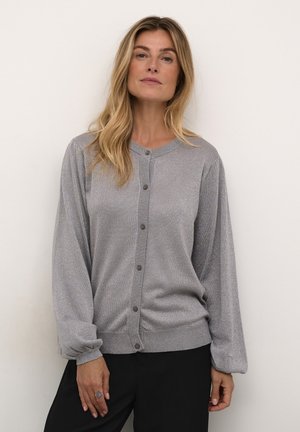 Sivý cardigan s jemným, textúrovaným povrchom, ktorý má okrúhly výstrih, dlhé rukávy a päť gombíkových zapínaní vpredu.