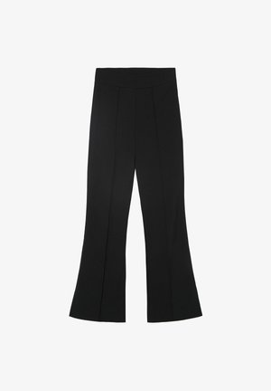 Pantalons évasés noirs avec une texture lisse, dotés d'une large ceinture et de plis verticaux sur le devant pour une touche de détail supplémentaire.