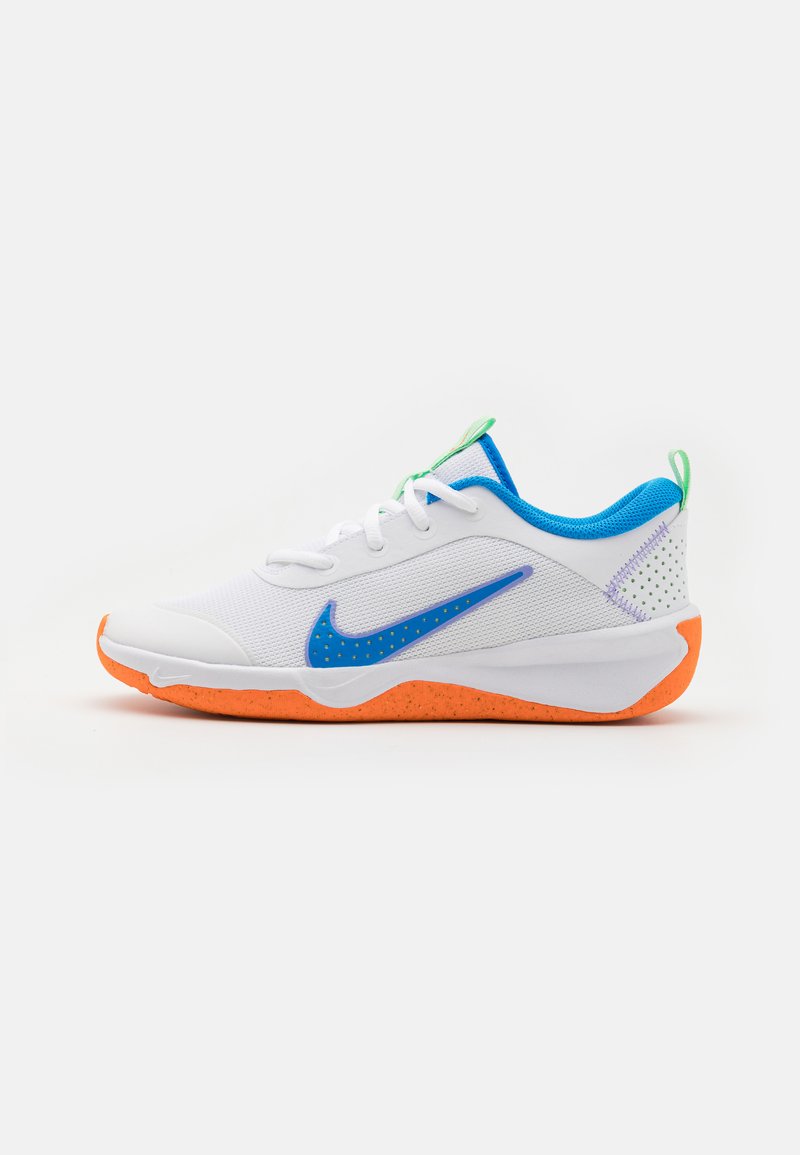 Nike Performance OMNI MULTI-COURT - Tenisice za trening - white/photo blue/vapor green/total orange