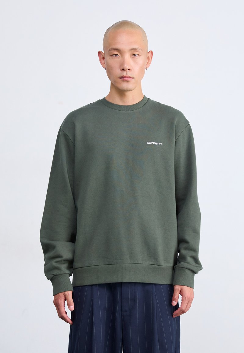 Sudadera verde hecha de tejido suave, con mangas largas, cuello redondo y un pequeño logo blanco en el pecho. Acabado texturizado.