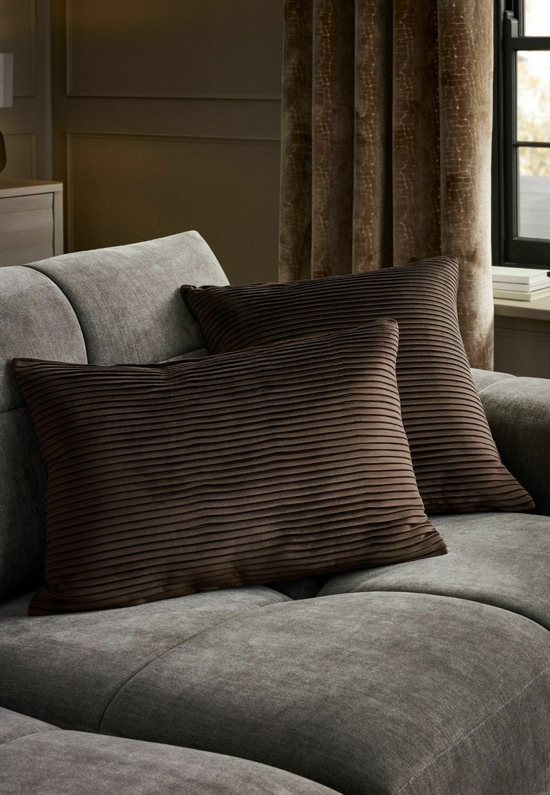 Next 40X59CM VELVET PLEAT UNISEX - Dekokissen - chocolate brown/dunkelbraun