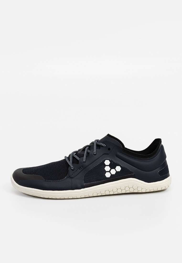 Zapatilla atlética negra con paneles de malla, suela de goma texturizada y detalle de logo hexagonal. Cuenta con cordones y un collar acolchado para mayor soporte.