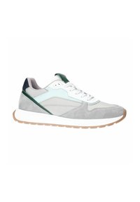 Grijze sportschoenen met een mix van suede en mesh, voorzien van witte accenten, groene details en een gestructureerde rubberen zool.