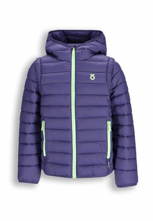 Fioletowa pikowana kurtka z kapturem, z jasnawozielonym suwakiem i akcentami na kieszeniach, z małym logo na piersi.