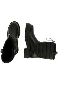 Botas de tobillo negras con caña de textil acolchado, panel de cuero y suela de goma texturizada. Presentan una cremallera lateral y una lengüeta para facilitar su uso.