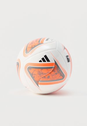 Ballon de football blanc avec des motifs géométriques orange et noir et les logos Adidas et Bundesliga sur un fond uni.