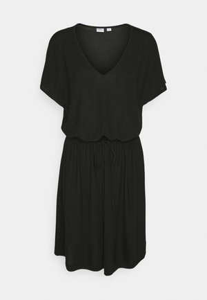 Robe noire avec un décolleté en V et des manches courtes. Présente une taille élastique avec un cordon de serrage à l'avant. Tissu lisse et coupe décontractée.