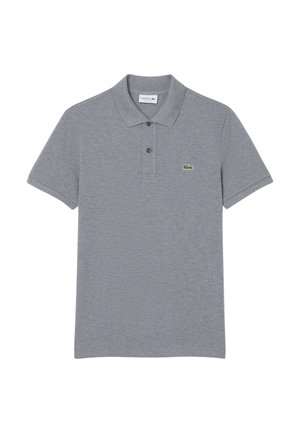 Polo grigia in cotone con collo a risvolto, due bottoni e logo di un coccodrillo ricamato verde sul petto sinistro.