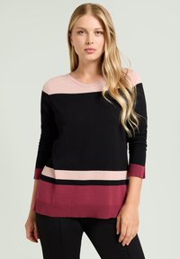 Schwarzer Pullover mit rosa und burgunderfarbenen horizontalen Streifen, langen Ärmeln, rundem Ausschnitt und geripptem Saum; weiche Strickstruktur.