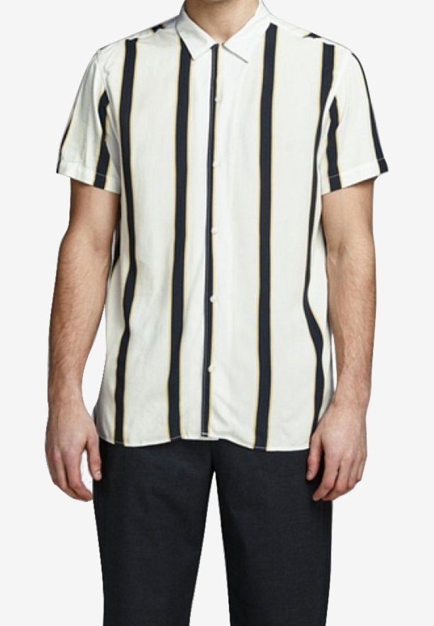 Homme portant une chemise manches courtes à boutons avec des rayures verticales noires et beiges sur fond blanc, associée à un pantalon noir uni.