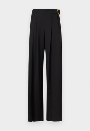 Pantalons larges noirs à taille haute, dotés de plis à l'avant et d'une boucle rectangulaire dorée en accent sur la taille. Texture de tissu lisse.