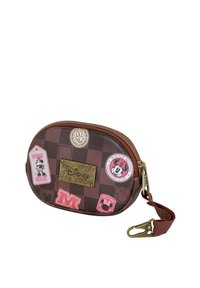 Monedero a cuadros marrón con el logo de Disney chapado en oro, que presenta pegatinas rosas de Mickey y Minnie Mouse, y una correa para la muñeca que facilita su transporte.