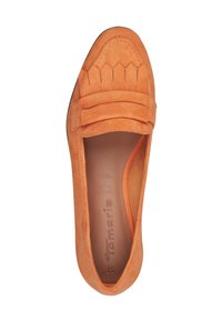 Scarpa in suede arancione con design flat, dettagli plissettati sul davanti e rivestimento interno liscio. Etichettata con il nome del marchio.