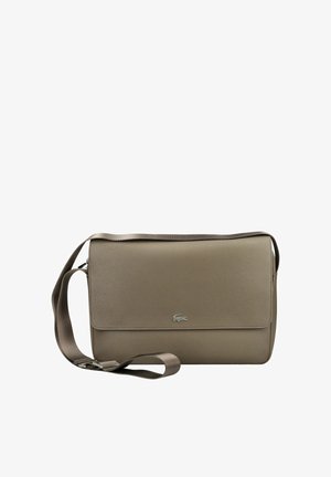 Brązowa torba listonoszka z regulowanym paskiem na ramię i małym metalowym logo krokodyla na przedniej klapie.