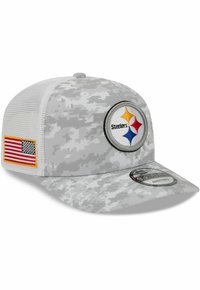 Grau camoufliertes Basecap mit einem runden Logo, das schwarze und bunte Sterne zeigt, sowie einem Aufnäher der amerikanischen Flagge an der Seite.