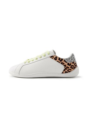 Baskets blanches avec des lacets vert lime, en cuir lisse, avec des accents de motif léopard et de paillettes argentées sur le talon, au design bas.