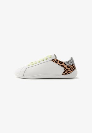 Sneaker bianco con lacci verde lime, materiale in pelle liscia, dettagli animalier e glitter argento sul tallone, design a profilo basso.