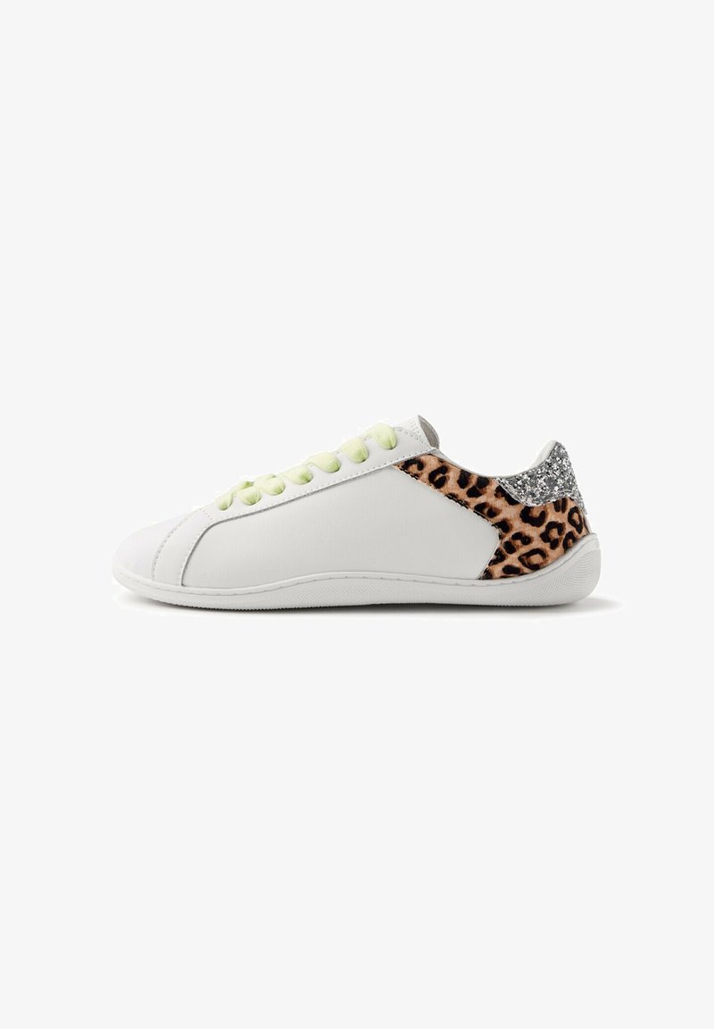Zapatilla blanca con cordones verde lima, material de cuero suave, detalles de estampado de leopardo y purpurina plateada en el talón, diseño de perfil bajo.