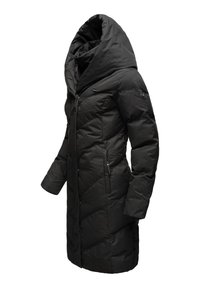 Garšs melns pūkainais mētelis ar lielu kapuci, kas ievērojams ar quilted rakstu, ar rāvējslēdzēja kabatām un pieguļošu siluetu. Izgatavots no siltuma izolējoša auduma.