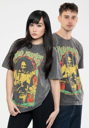 Gray cotton t-shirts with a vintage Bob Marley graphic in yellow, green, and red. Loose fit, short sleeves, and crew neck design.