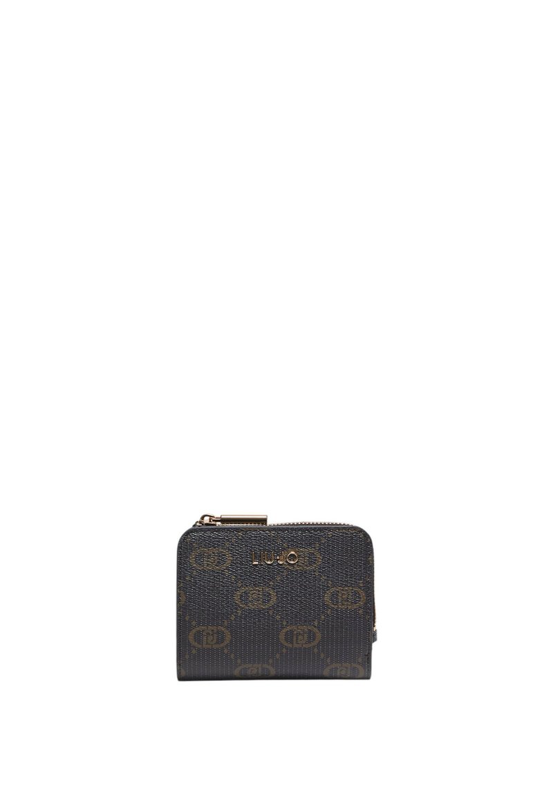 Portafoglio scuro con texture, dotato di hardware dorato, caratterizzato da un motivo a logo ripetuto e una chiusura a zip. Forma rettangolare compatta.