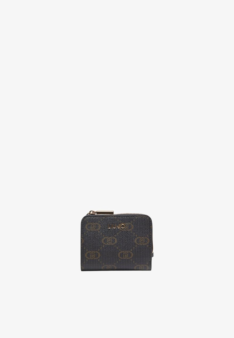 Portafoglio scuro con texture, dotato di hardware dorato, caratterizzato da un motivo a logo ripetuto e una chiusura a zip. Forma rettangolare compatta.