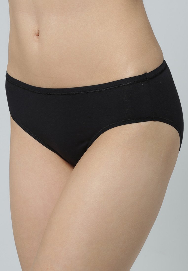 Schwarze Baumwollslips mit glatter Textur, ausgestattet mit einem mittelhohen Bund und minimalen Nähten an den Kanten.