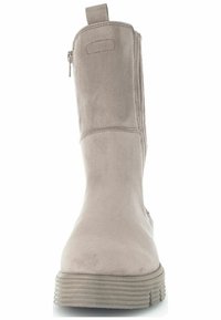 Graues Wildleder-Ankle-Boot mit runder Zehenpartie und einer niedrigen strukturierten Sohle. Verfügt über einen seitlichen Reißverschluss für einfaches An- und Ausziehen sowie eine Zuglasche hinten.