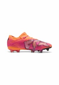 Scarpini da calcio di un brillante arancione e rosa, con una parte superiore testurizzata, strisce nere e una suola leggera dotata di tacchetti multidirezionali.