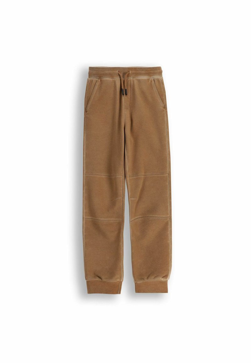 Brązowe dresowe spodnie z weluru z elastycznym pasem, sznurkiem, bocznymi kieszeniami, szwami na kolanach i prążkowanymi mankietami na kostkach na białym tle.