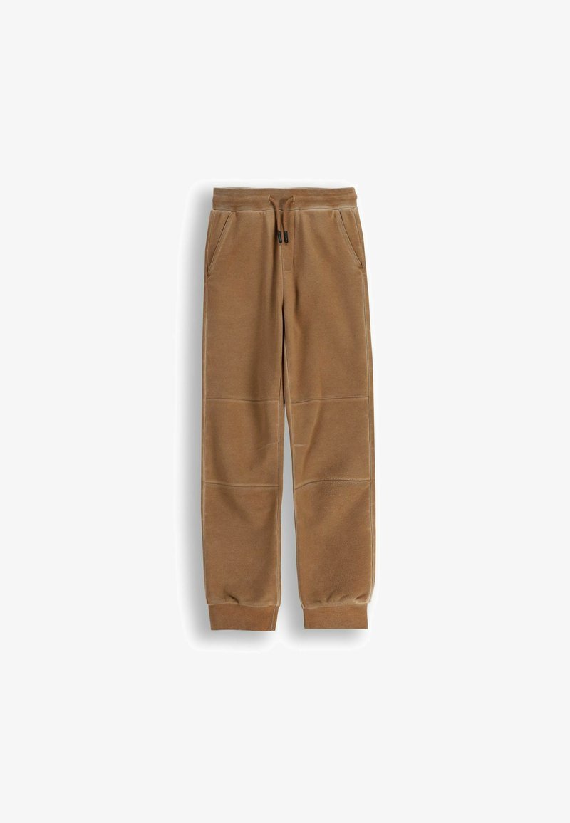 Brązowe dresowe spodnie z weluru z elastycznym pasem, sznurkiem, bocznymi kieszeniami, szwami na kolanach i prążkowanymi mankietami na kostkach na białym tle.