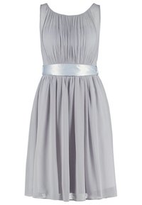 Bezramenné šedé šaty s skládáním na těle, stáhnutým pasem a světlemodrým saténovým páskem. Hladká, lehká tkanina; délka ke kolenům.
